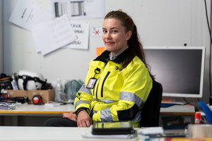 Hartelan työntekijä työmaatoimistolla