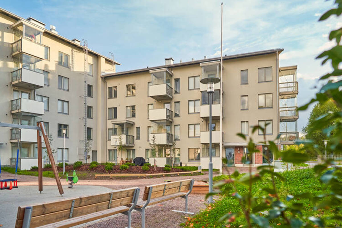 Valokuva Pitäjänmäessä sijaitsevan asuntokohteen Helsingin Siveltimen piha-alueesta