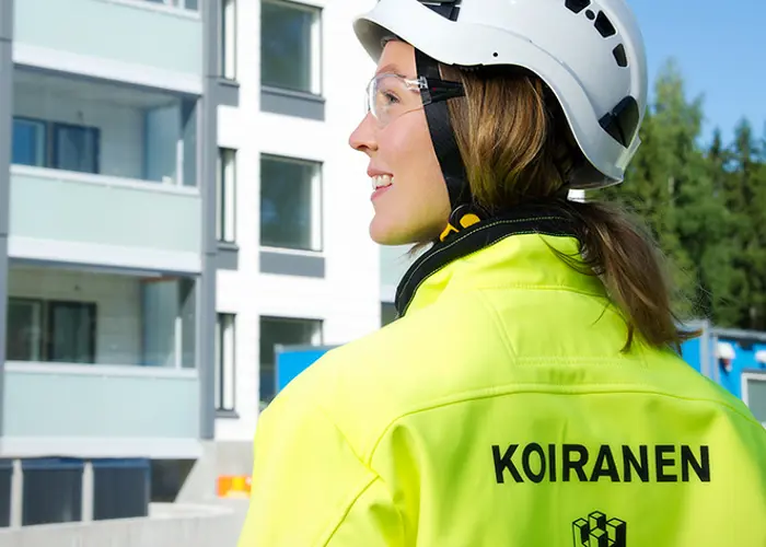 Hartelan työntekijä kerrostalon työmaalla.