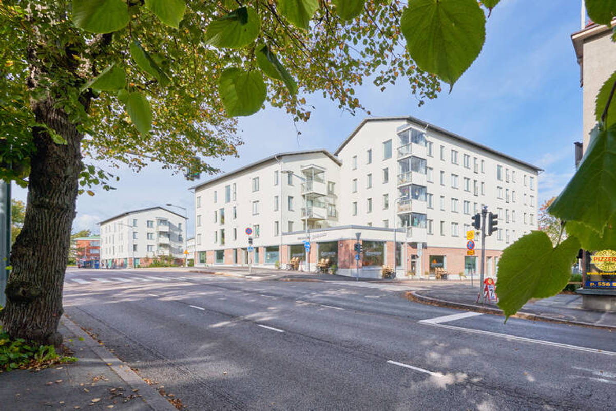 Valokuva Pitäjänmäessä sijaitsevan asuntokohteen Helsingin Siveltimen julkisivusta Pitäjänmäentieltä katsottuna