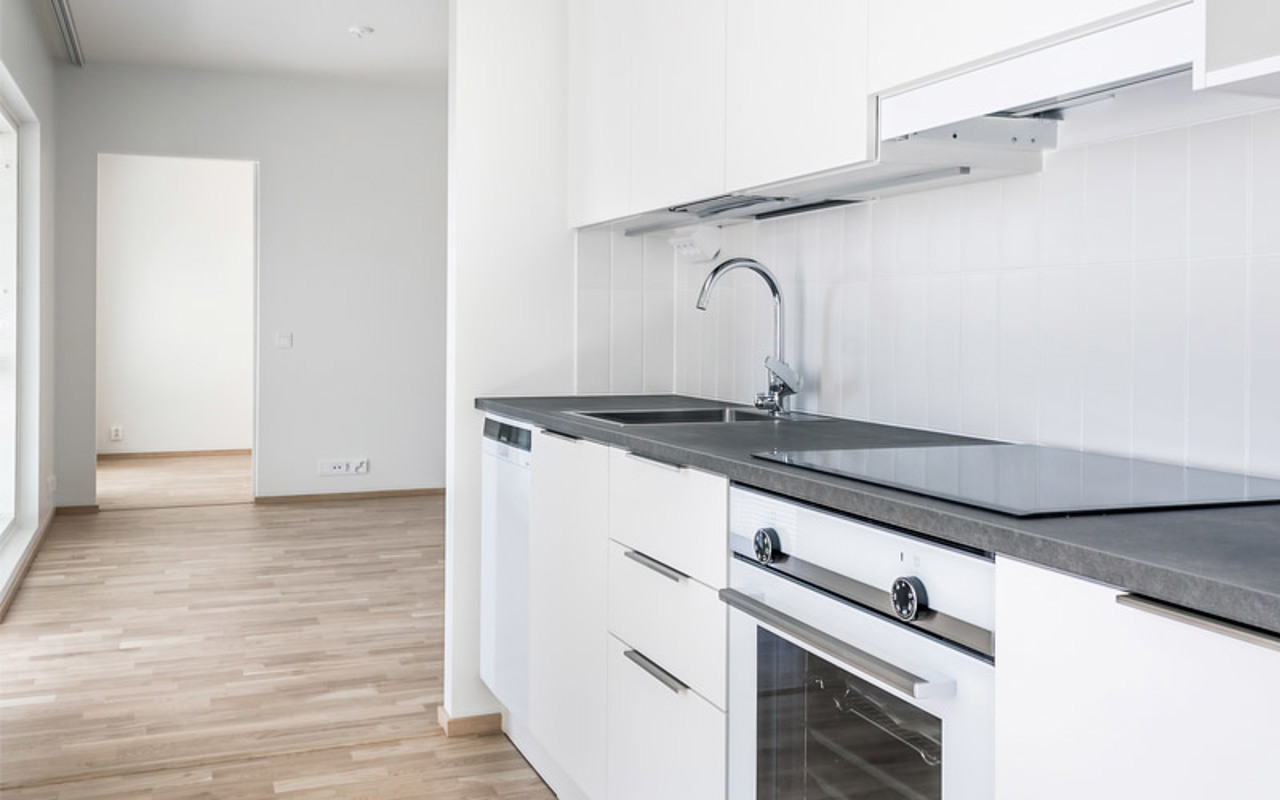 Valokuva asunnon A17 keittotilasta olohuoneeseen päin