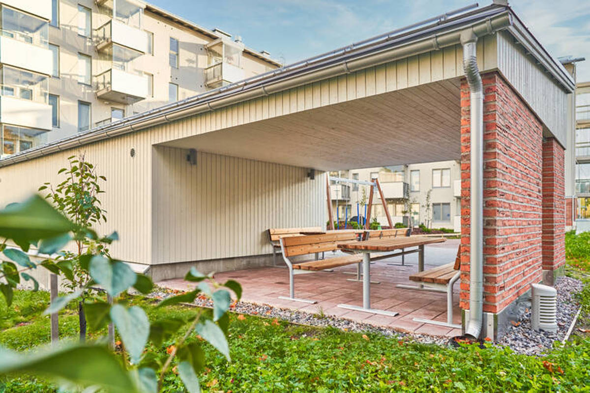 Valokuva Pitäjänmäessä sijaitsevan asuntokohteen Helsingin Siveltimen sisäpihan katoksesta