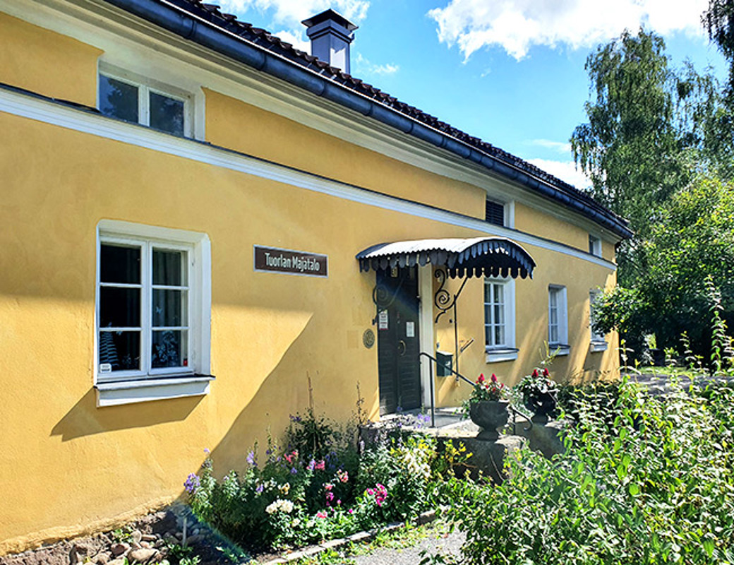 Tuorlan Majatalon julkisivu kesäisessä Kaarinan Raadelmassa.